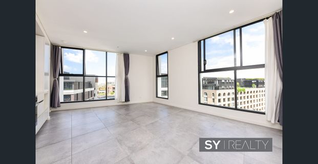 Bright and sunny one bedroom modern apartment - Photo 1