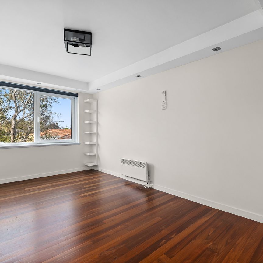 ONE BEDROOM APARTMENT WITH SECURE PARKING!! - Photo 1