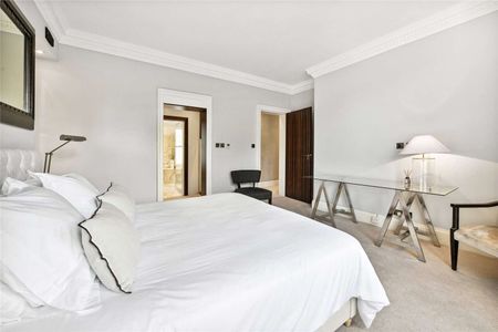 An immaculately refurbished three bedroom second floor lateral flat in this highly sought-after mansion block. - Photo 2