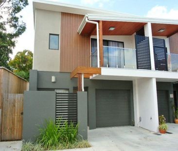 Stylish Townhouse - Photo 5