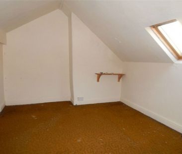 3 Bed - Halifax Old Road, Birkby, Huddersfield - Photo 4