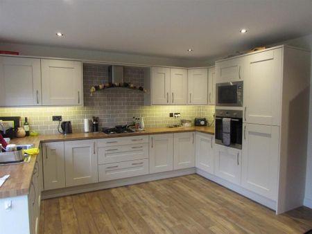 4 bedroom semi-detached house to rent - Photo 5