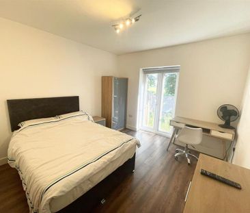 1 bedroom in a house share to rent - Photo 2