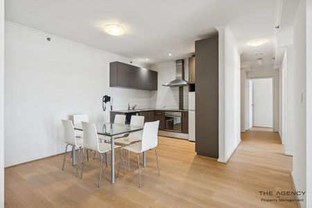 Inner-City Living with Space, Style & Convenience - partly furnished - Photo 4