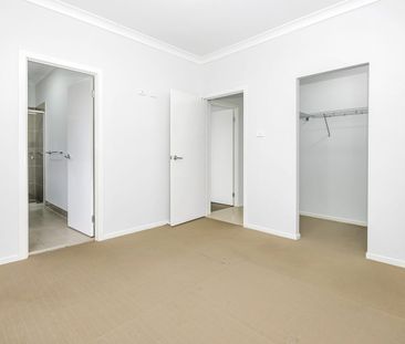 Beautiful Family Home in a Prime Ropes Crossing Location! - Photo 2