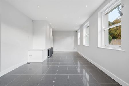 4 Bedroom Manor House - Photo 2