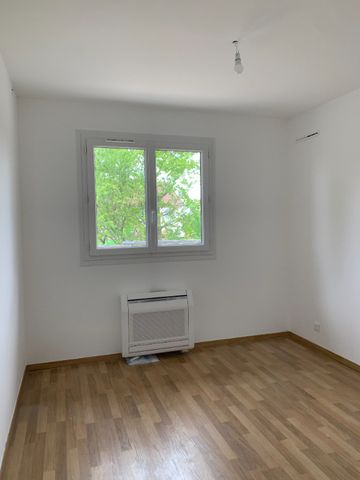 MAISON T6 à CHAMPFORGEUIL - Photo 2