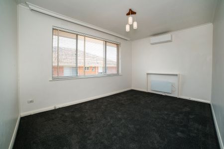 Roomy One Bedroom Apartment! - Photo 2