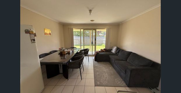 CHARMING FAMILY HOME WITH TWO LIVING ZONES - CONVENIENT & COMFORTABLE LIVING! - Photo 1