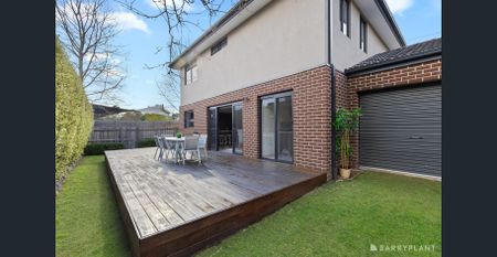 Stylish Family Living with Space and Comfort - Photo 4