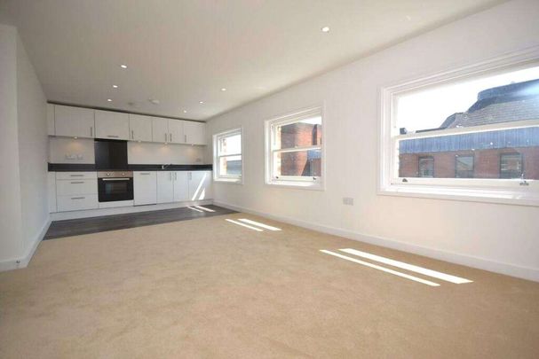 A second floor two bedroom apartment to rent, in the heart of Reading's town centre. - Photo 1