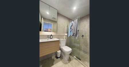 Fully Furnished Modern 1 Bedroom Apartment in the Heart of Merrylands - Photo 2