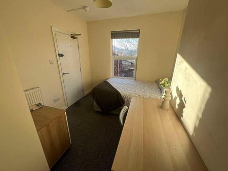 Large Property // Spare Room // Available Now!, LN5 - Photo 3