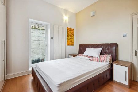 3 bedroom flat in London - Photo 4