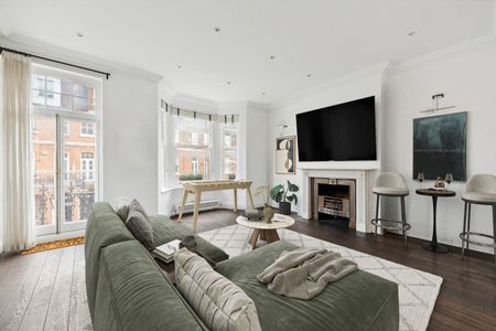 Elegant three bedroom maisonette arranged over two floors for let in the heart of Chelsea SW3. - Photo 2