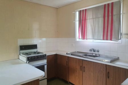 Ground Floor Unit with Private Courtyard - Photo 2