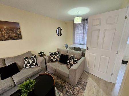 3 bedroom semi-detached house to rent - Photo 2