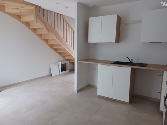 Appartement 3 pièces en duplex avec jardin privatif et 2 stationnements. - Photo 1