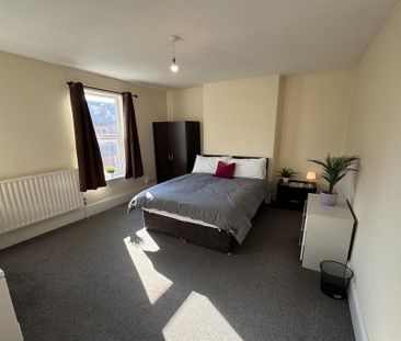 4 bedroom semi-detached house to rent - Photo 4