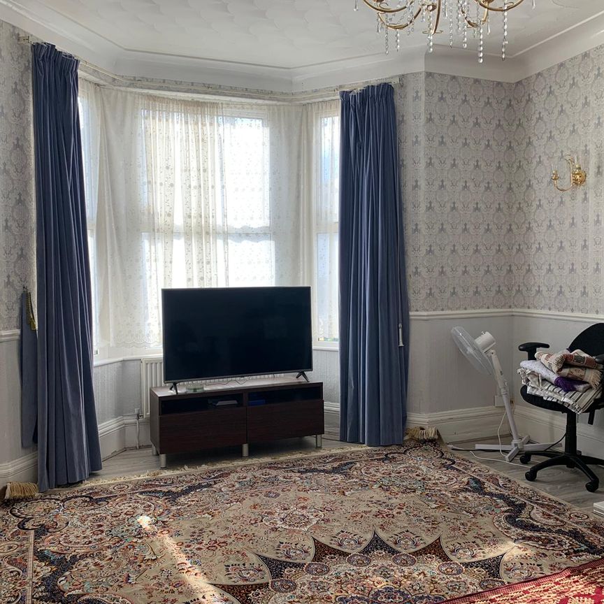 Four to five bedroom house in ilford- £3000 pcm - Photo 1