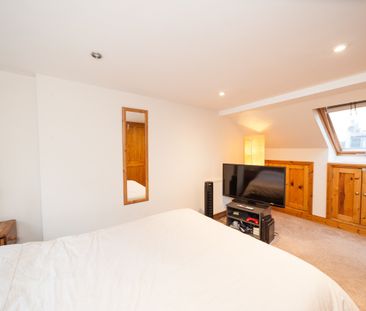 Delightful 3 Bedroom House to Let in Baron’s Court - Photo 4