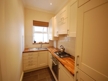 2 bed flat to rent in Burnaby Road, Bournemouth, BH4 - Photo 4