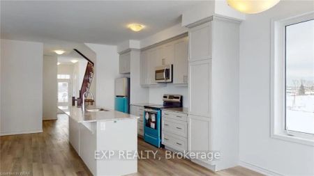 Condo Townhouse For Lease | X8411416 - Photo 2