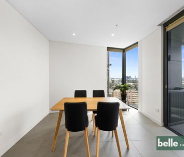 Modern Two Bedroom Apartment with City Views - Photo 2