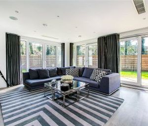 2 Bedrooms Flat to rent in Halcyon Close, Royal Swiss Development, London SW13 | £ 576 - Photo 1