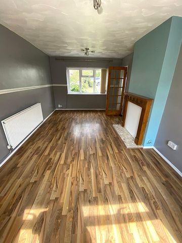 £1,350 PCM, Newly Refurbished Three Bedroom House with Large Garden in Croyde Avenue, Llanrumney, Cardiff, CF3 5NA - Photo 4