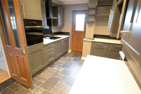 4 bedroom semi-detached bungalow to rent - Photo 4