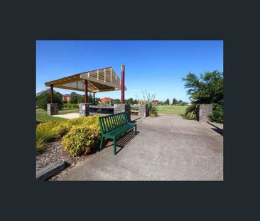 Comfortable Family Living Opposite Parklands - Photo 4