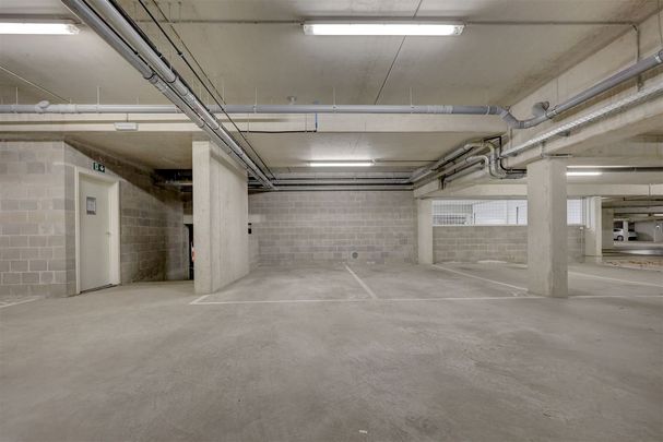 Lichtrijk appartement met 2 slaapkamers, staanplaats en gezellige tuin! - Photo 1