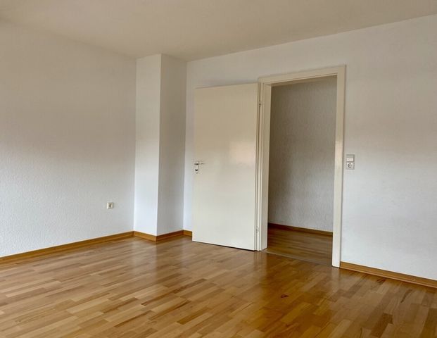 Gemütlich Wohnen unterm Dach! Renovierte 3-Zimmer-Wohnung, sofort beziehbar - Photo 1