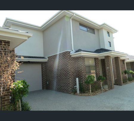 2/2 Arvern Avenue St, Avondale Heights, Vic 3034 - Photo 3