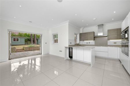 4 bedroom semi-detached house to rent - Photo 4