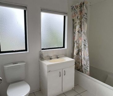 3 Bedrooms, Te Atatu Peninsula - Photo 6