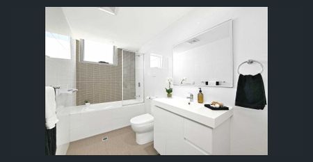 Unfurnished Spacious 2 BED 1 BATHROOM apartment for rent. - Photo 5