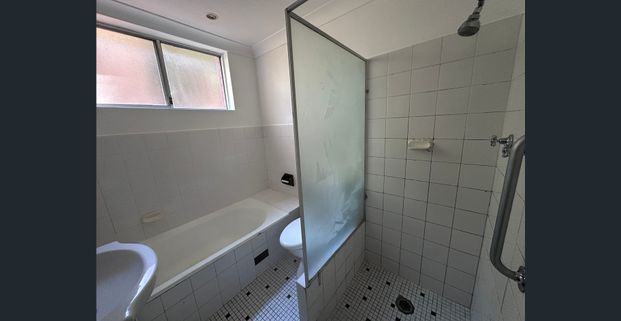 Spacious living ground floor unit in a quite street - Photo 1