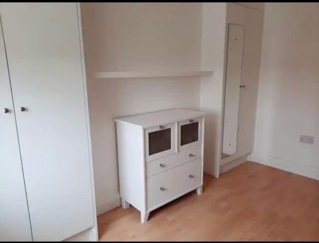 Room in a Shared Flat, Santley Street, SW4 - Photo 2