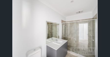 Stylish 3-Bedroom Home in Thriving Charlemont – Close to Beaches & Shopping - Photo 2