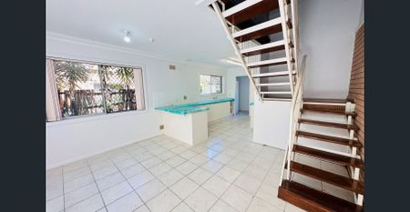 Tidy 2 Bedroom Unfurnished Paradise Island Townhouse - Photo 2