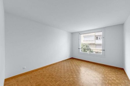 Comfortable living in a well-maintained apartment building - Photo 4