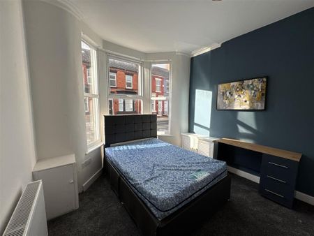 1 bedroom in a house share to rent - Photo 2