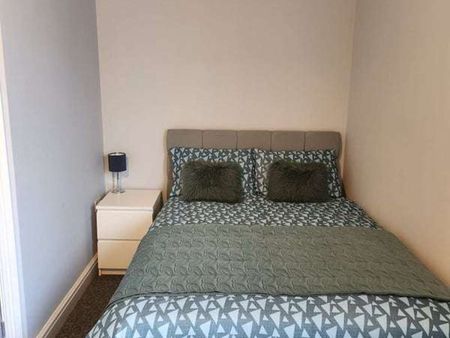 Modern 5 bed Shared House Room 2 - Photo 2