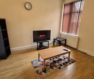 4 bedroom end of terrace house to rent - Photo 1