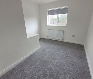 4 bedroom semi-detached house to rent - Photo 6