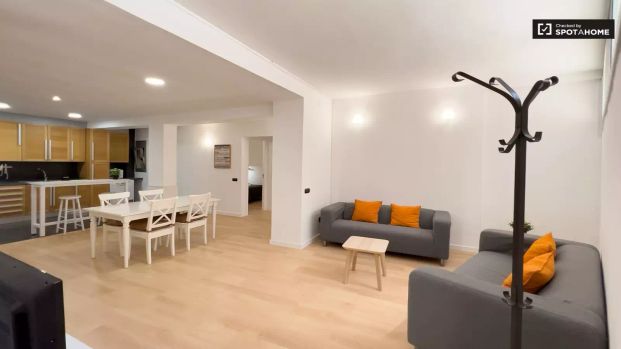 Rooms for rent in 3-bedroom apartment in El Guinardó - Photo 1