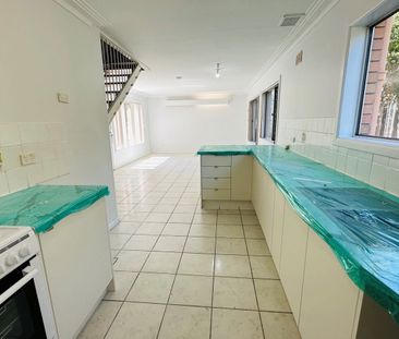 Tidy 2 Bedroom Unfurnished Paradise Island Townhouse - Photo 6