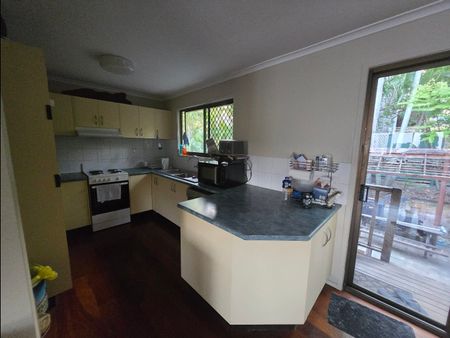 Share furnished house with pool, close to bus & shops - Photo 3